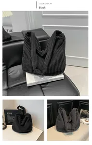 Détail du sac cabas en velours côtelé noir montrant la texture côtelée et la bandoulière