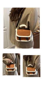 Borsa a tracolla in pelle scamosciata marrone con finiture in lana bianca e pompon