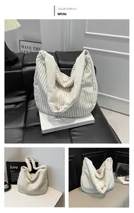 Détail du sac cabas en velours côtelé blanc montrant la texture côtelée et le tissu souple
