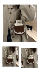 Détails du sac seau en cuir tressé marron avec poignée en perles et cordon de serrage