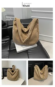 Gros plan détaillé montrant la texture du velours côtelé du sac cabas de couleur kaki