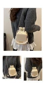 Détails du sac seau tressé crème avec poignée en perles et bandoulière chaîne dorée