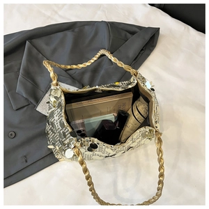 Draufsicht auf große Pailletten-Tasche mit geräumigem Innenraum für Bücher und Schirm