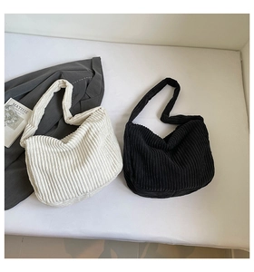 Vue détaillée de sacs cabas en velours côtelé beige et noir avec accessoires minimalistes