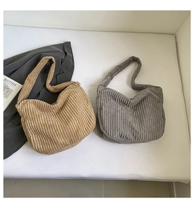 Détail des sacs hobo en velours côtelé kaki et gris avec texture à larges côtes et grande taille