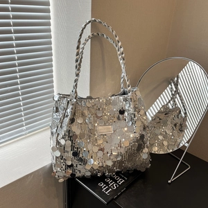 Silberne Schultertasche mit großen Pailletten und geflochtenen Griffen für Damen