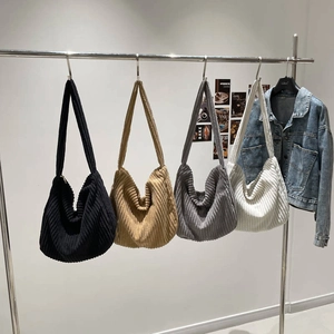 Sacs fourre-tout en velours côtelé de quatre couleurs unis sur un support métallique