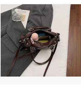 Borsa a mano in pelle cerata marrone scuro con ampio spazio interno per vari accessori