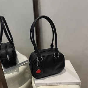 Sac Boston rétro en cuir grainé noir avec anneaux argentés et charm cœur élégant