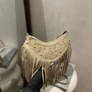 Borsa hobo boho kaki con frange, borchie dorate e trama scamosciata autunnale