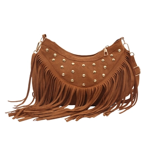 Borsa a tracolla boho in camoscio marrone con borchie dorate e dettagli frange
