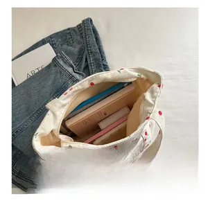 Intérieur spacieux d'un sac cabas en velours à motif cerises avec grande capacité