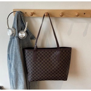 Sac fourre-tout rétro avec imprimé monogramme M suspendu à un crochet en bois
