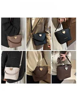 Vue détaillée du sac seau grande capacité avec boucle cœur en métal et double bandoulière
