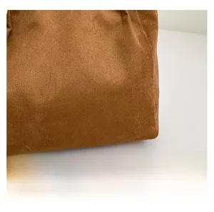 Primer plano de la textura de ante marrón de un bolso tote de estilo vintage