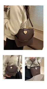 Détail du sac seau marron avec fermoir coeur doré et logo Fashion & Bags gravé