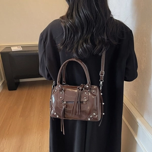 Borsa Boston marrone in pelle verniciata con rivetti argentati e nappine con frange