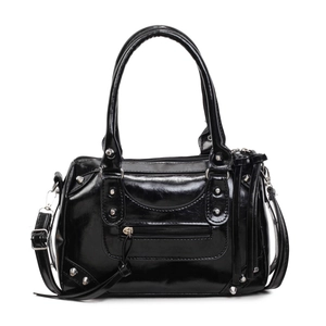 Borsa Boston retrò in pelle nera con borchie argentate e nappine, stile a tracolla