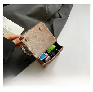 Détail du sac matelassé beige montrant la capacité interne pour rouge à lèvres et maquillage