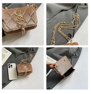 Vues détaillées du mini sac en velours marron avec chaîne dorée et logo en métal