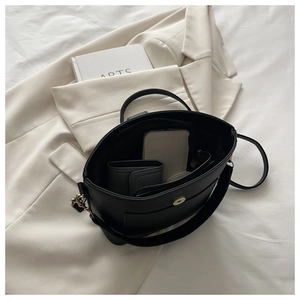 Vue intérieure du sac cabas en cuir noir avec fermeture magnétique et poches de rangement