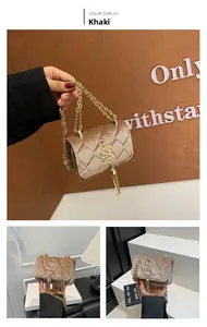 Détail du sac bandoulière en velours kaki avec matelassage losange, chaîne dorée et pompon
