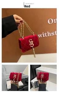 Détail du sac matelassé en velours rouge avec boucle logo S doré et bandoulière