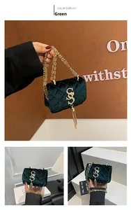 Détails du sac en velours vert émeraude avec logo SS doré, matelassage et chaîne