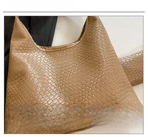 Close-up of the retro brown woven texture and high-quality PU leather on the tote bag