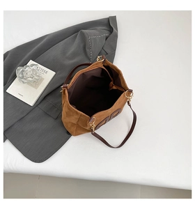 Détail du cabas en daim marron avec empiècement en cuir et intérieur spacieux