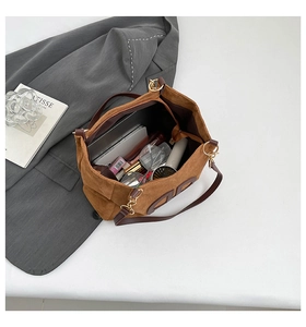 Détail de l'intérieur spacieux d'un grand sac cabas en velours côtelé marron avec sangle