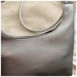 Gros plan du sac fourre-tout argenté avec texture grainée et coutures détaillées