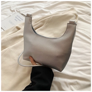 Détail de la texture cuir grainé argenté sur un sac à main hobo élégant en croissant