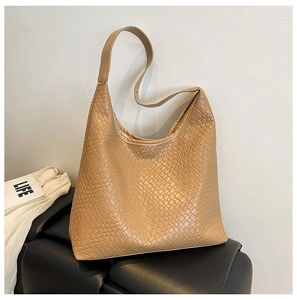 Detail of high-quality woven texture on khaki tote bag for daily commute fashion