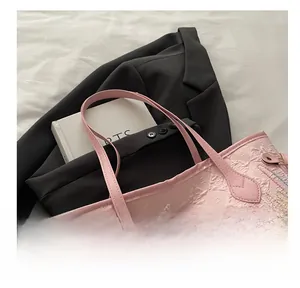 Dettaglio della borsa tote rosa con tessuto jacquard e ricamo a linee colorate