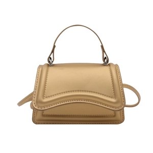 Borsa a tracolla minimalista color oro champagne con goffratura 3D a onde e dettagli silver