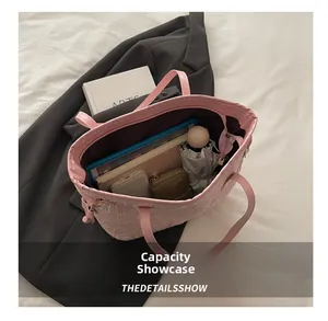 Interno spazioso della borsa tote rosa che mostra la capacità per tablet e oggetti