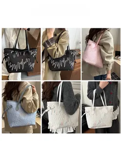 Collage di borse tote trapuntate con ricamo a onde nei colori nero, rosa, blu e bianco