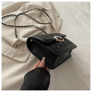 Schicke schwarze Stepptasche mit Zierperlen und Metallring am Ketten-Schultergurt
