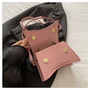 Détail du sac à bandoulière rose en forme de sablier avec fermoirs magnétiques