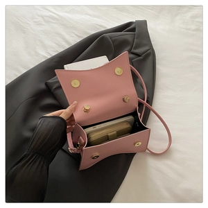 Vue intérieure du sac bandoulière rose montrant l'espace pour téléphone et grand portefeuille