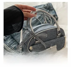 Détails du sac bowling en denim avec bordure en dentelle et poignées en similicuir argenté