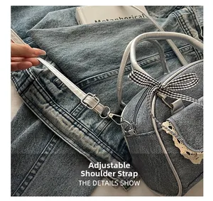 Détail de la bandoulière blanche réglable sur mini sac en jean avec dentelle et nœud