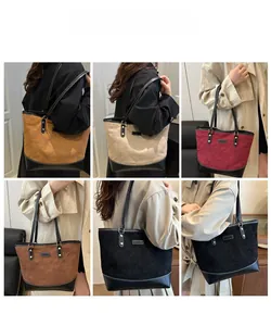 Gesteppte Tragetasche im Detail mit fünf eleganten Farben und strukturiertem Kunstleder