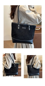 Detailansicht der schwarzen Stepptasche mit matter Textur und FASHION-Metallplakette