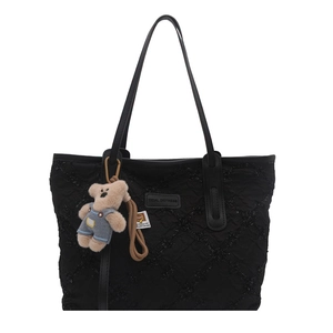 Borsa tote nera trapuntata con paillettes, patch logo e ciondolo a forma di orso