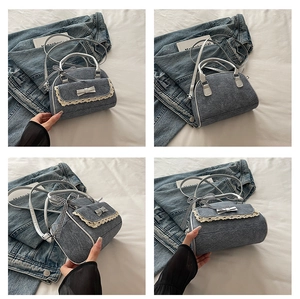 Vue détaillée du sac Boston en denim avec dentelle blanche et nœud sur tissu blanc