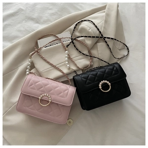 Details von rosa und schwarzen Stepptaschen mit Perlenschnallen und goldener Kette