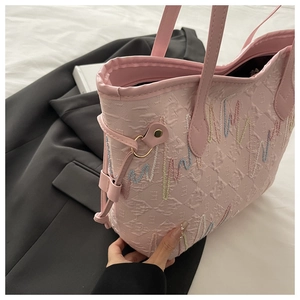 Dettagli della borsa tote rosa con goffratura di lettere e ricami ondulati colorati
