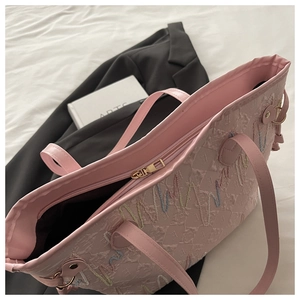 Dettaglio della borsa tote rosa con tessuto a onde e chiusura con cerniera lampo
